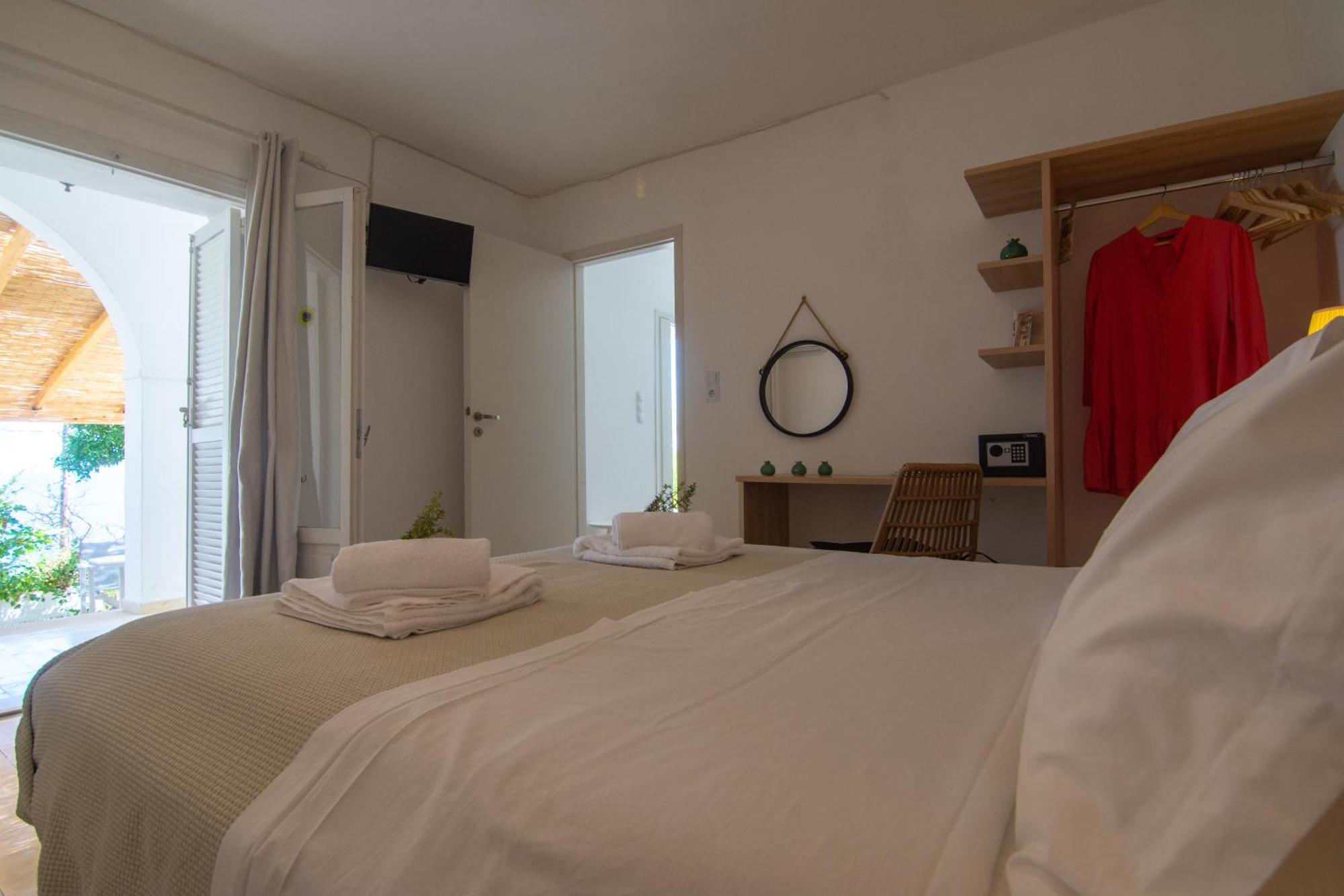 New! Paxoswhite Sea View Apartments & Studios! Ґайос Екстер'єр фото